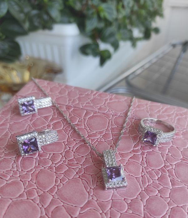 Ювелірні прикраси, біжутерія, каблучка, сережки, кулон, підвіс.