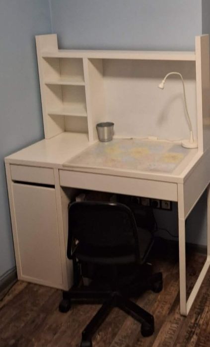 Białe biurko Ikea
