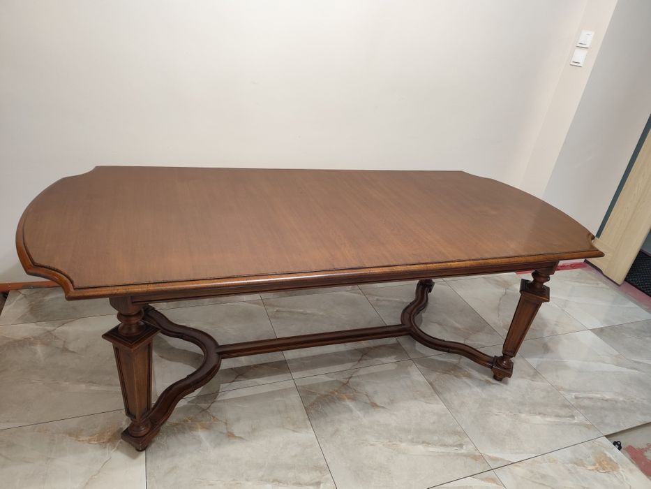 Solidny stół dębowy