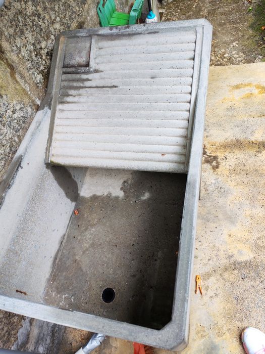 Tanque de cimento como novo