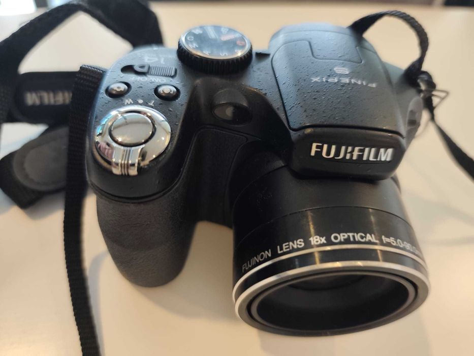 Câmara digital Fujifilm FinePix S2980, em ótimo estado, com bolsa de transporte incluída.