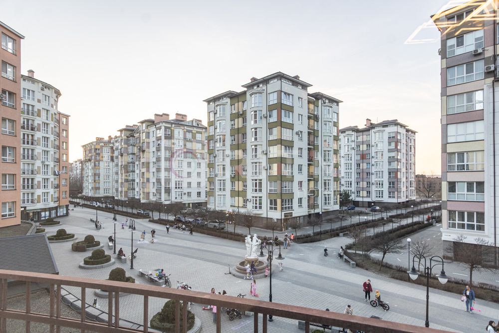 Продається простора 2-к. кв. з ремонтом  біля озера.