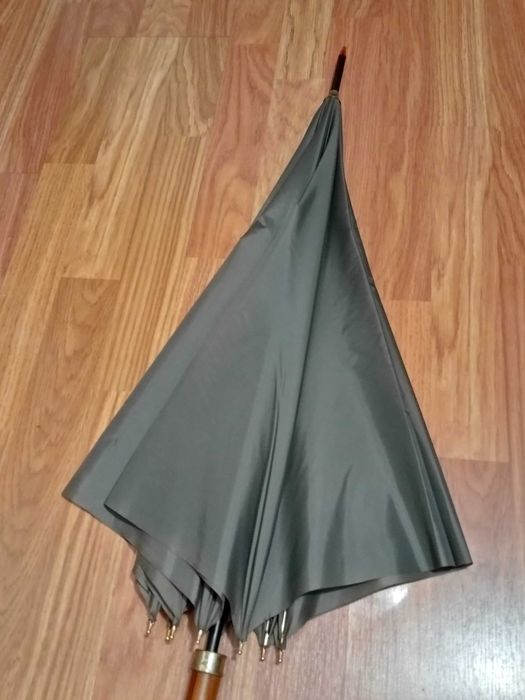 Guarda-chuva cinzento com cabo em madeira