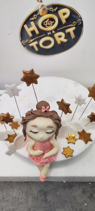 Laleczka w koku z gwiazdami na piku z masy cukrowej ma tort dekoracja