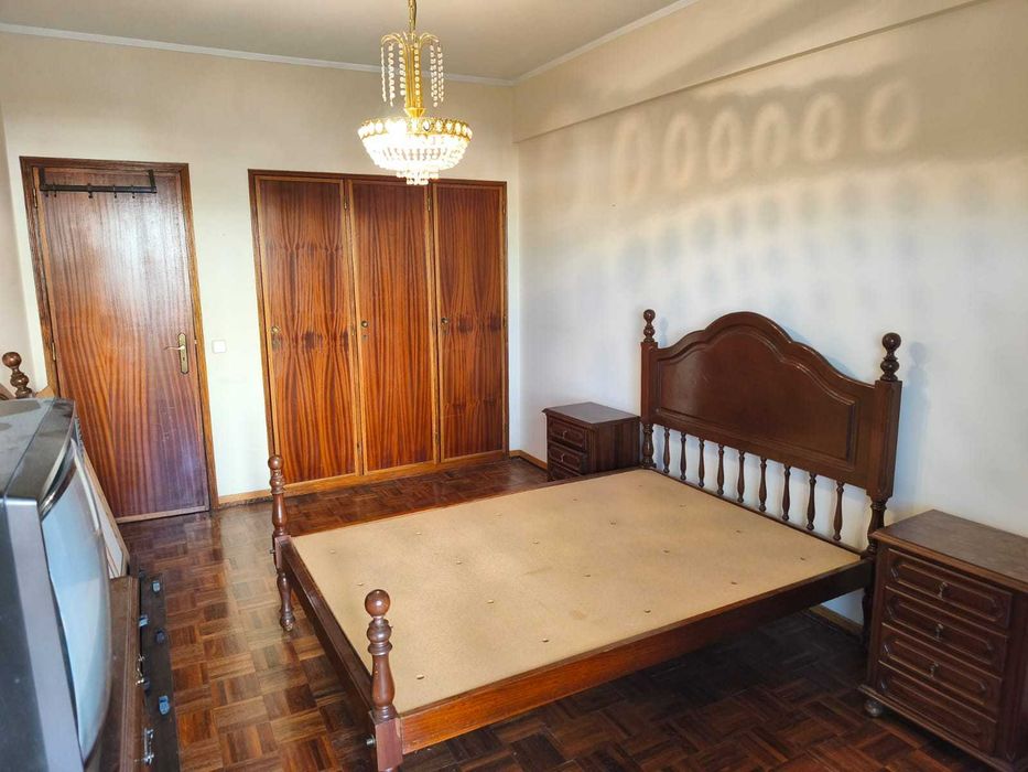 Cama de casal com 2 mesas de cabeceira + cómoda