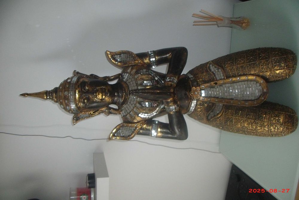 Vendo estatueta  com 60 cm altura por 25 euros