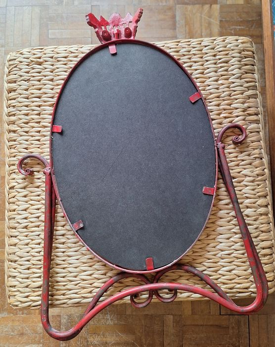 Espelho oval com moldura em ferro  de tom encarnado