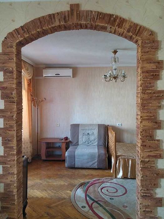 Просторна однокімнатна студія, (40м²), біля метро Святошин, подобово