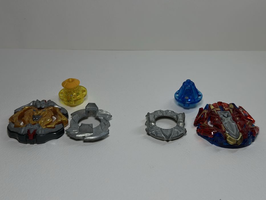 BEYBLADE — 4 штуки з трьома пусковими рукоятками