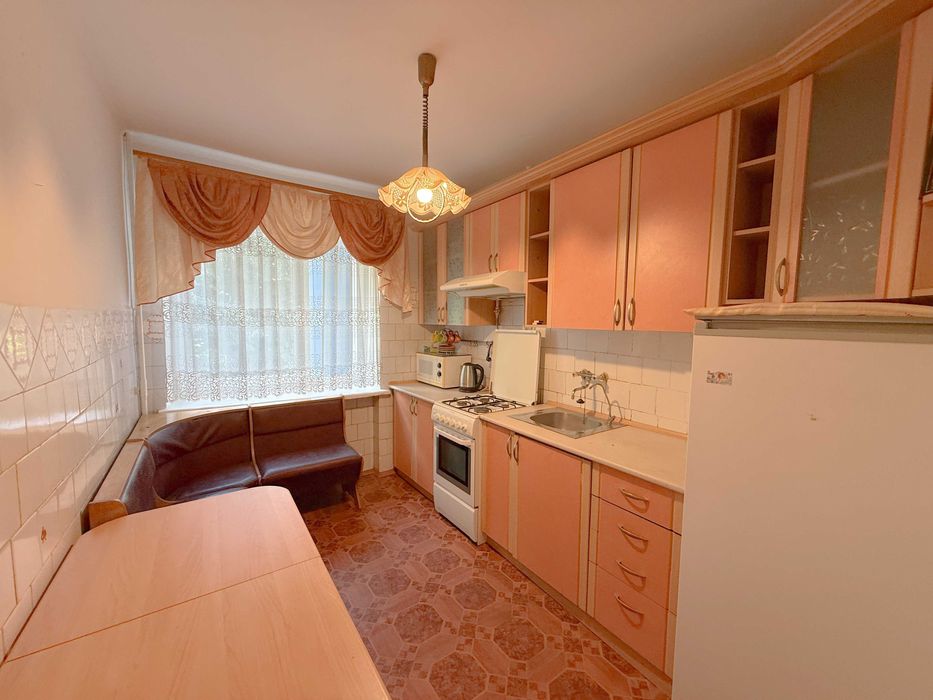 Продам 3-кімнатну квартиру в цегляному будинку.  вул.Міцкевича, 5