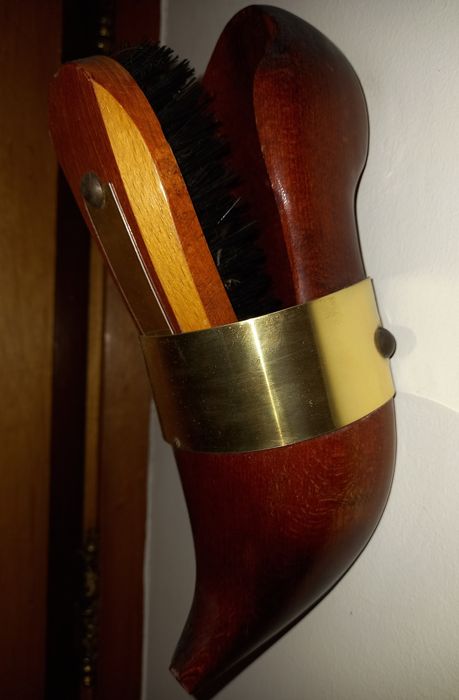 Soca holandesa em madeira e dourado. Peça para pendurar. Barato.