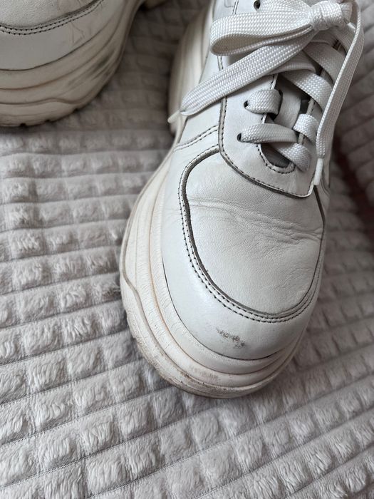 Białe skórzane sneakersy