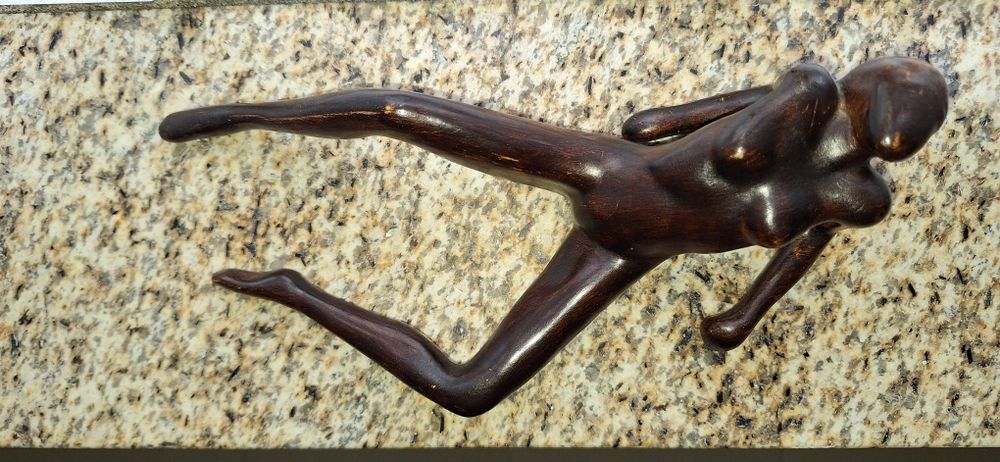 Estátua de mulher em cerâmica