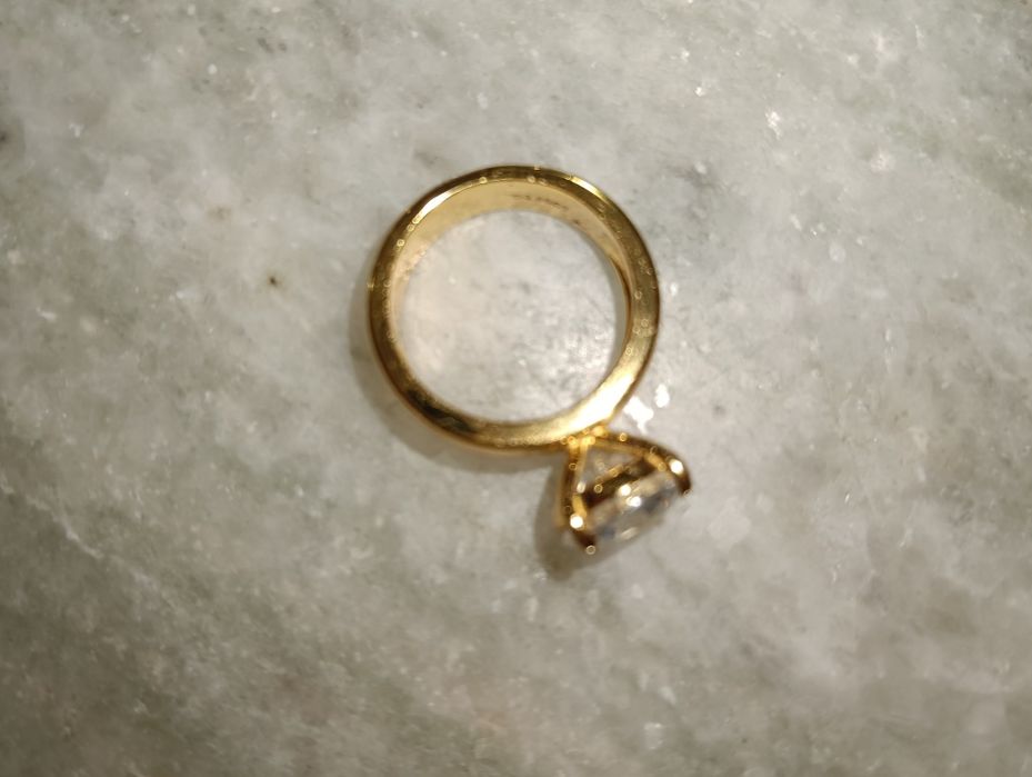 Anel com pedra de Moissanite