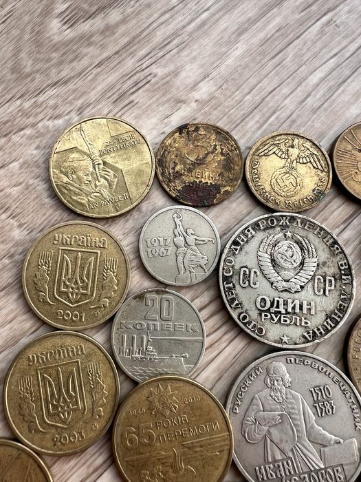 Монеты 1 гривня 1 рубль