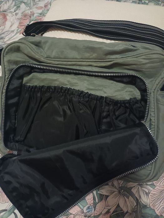 Mala de maternidade com muda fraldas e bolsa para o biberon de leite.