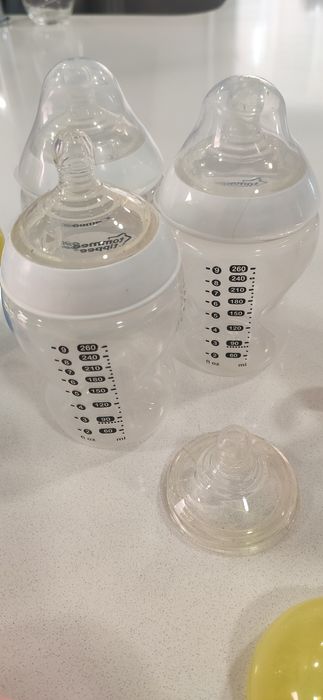 Dou a quem precise biberões, tetinas, porta chuchas