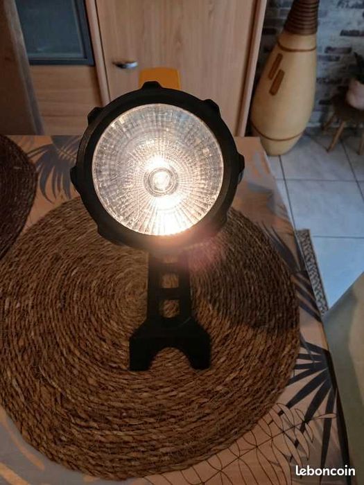 Lanterna industrial VARTA impermeável, flutuante e à prova de impacto