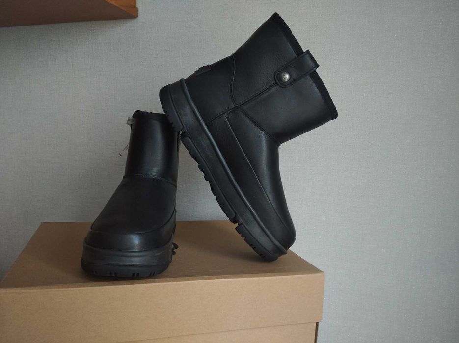 UGG зимові уггі короткі міні чорні. Верх натуральна шкіра. Оригінал