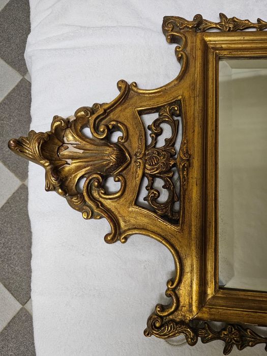 Espelho antigo vintage com moldura dourada trabalhada