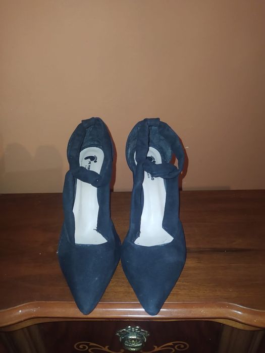 Duas botas e um salto vendo os três juntos ou separados.