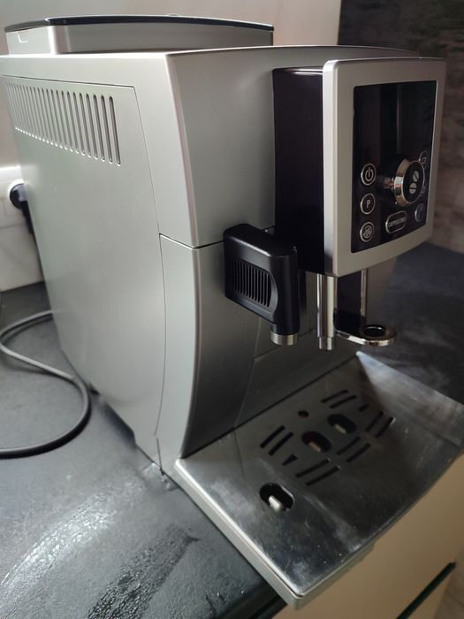 Кавомашина Delonghi.