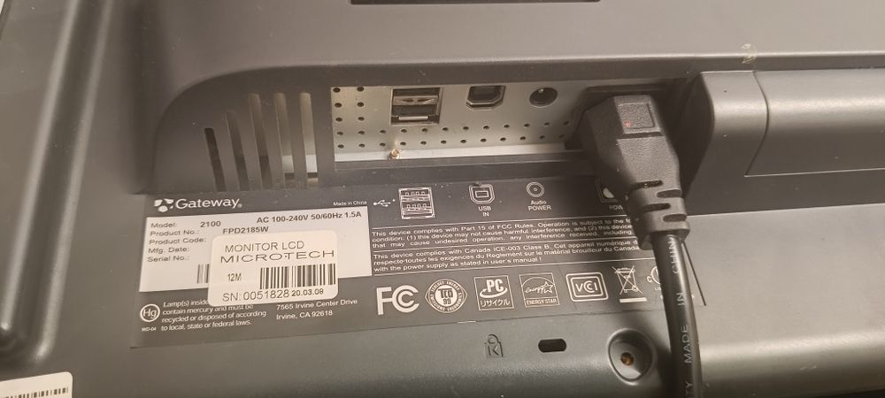 Komputer stacjonarny z monitorem