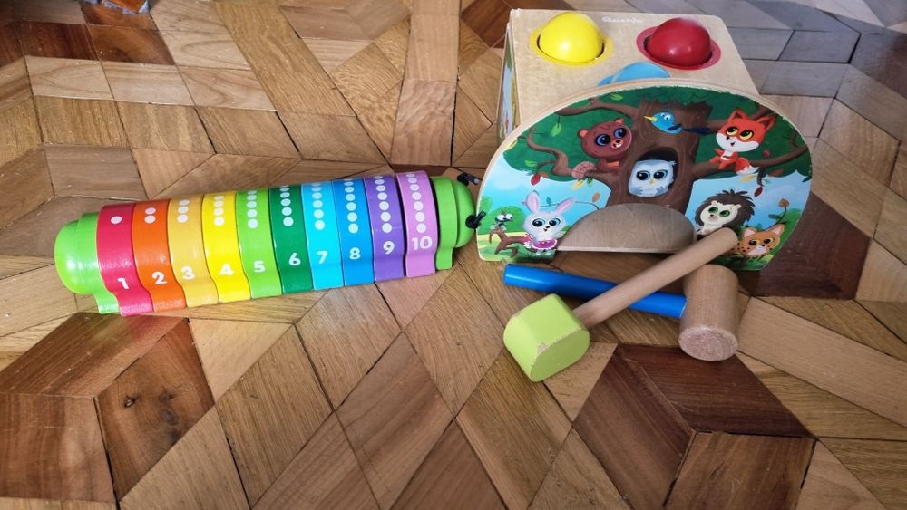 Zestaw zabawek, tablica, stół i inne