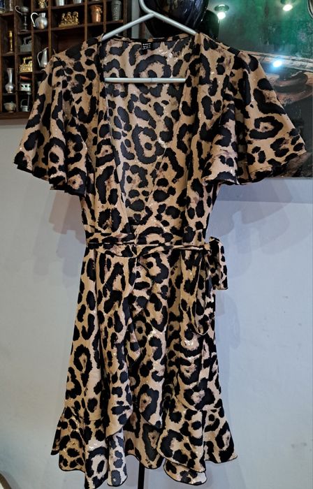 Sukienka wiązana w pasie