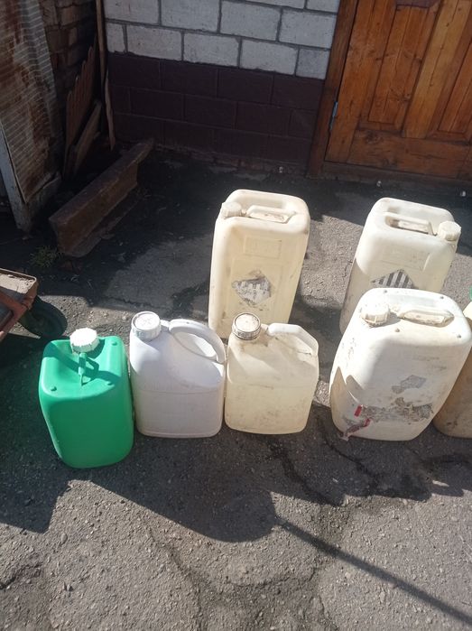 Продам пластиковые канистры 20 литров.