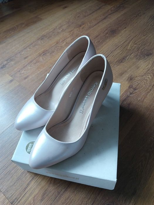 Szpilki na słupku perłowy róż