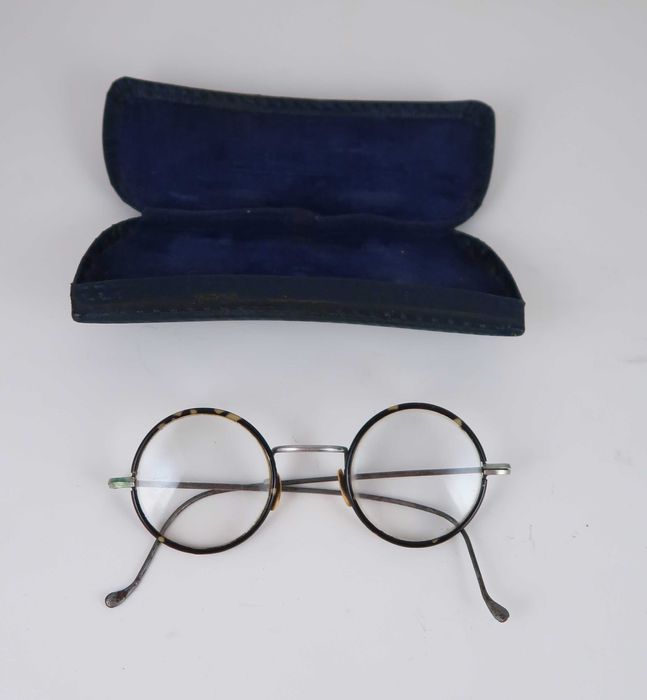 Conjunto de óculos antigos