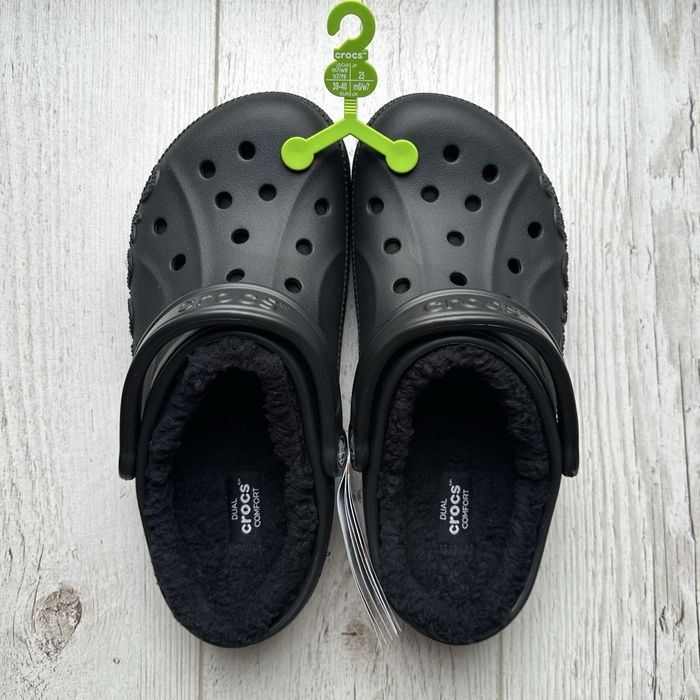 Czarne ocieplane kapcie z futerkiem CROCS BAYA LINED CLOG 39-40 M7/W9