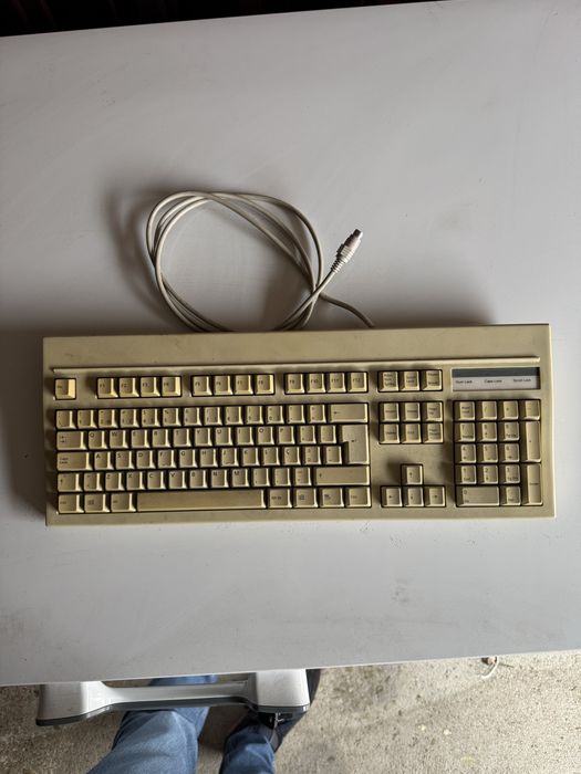 Teclados de computador de secretária antigos