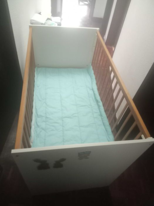 Berço de bebê em bom estado