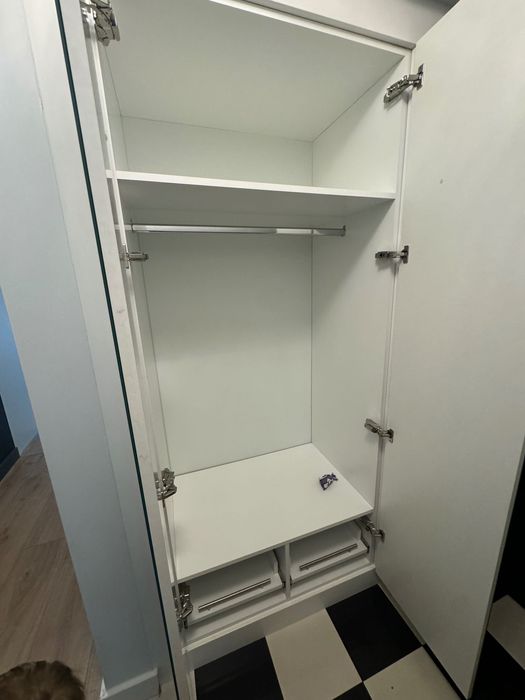 Lustrzana szafa  z półkami