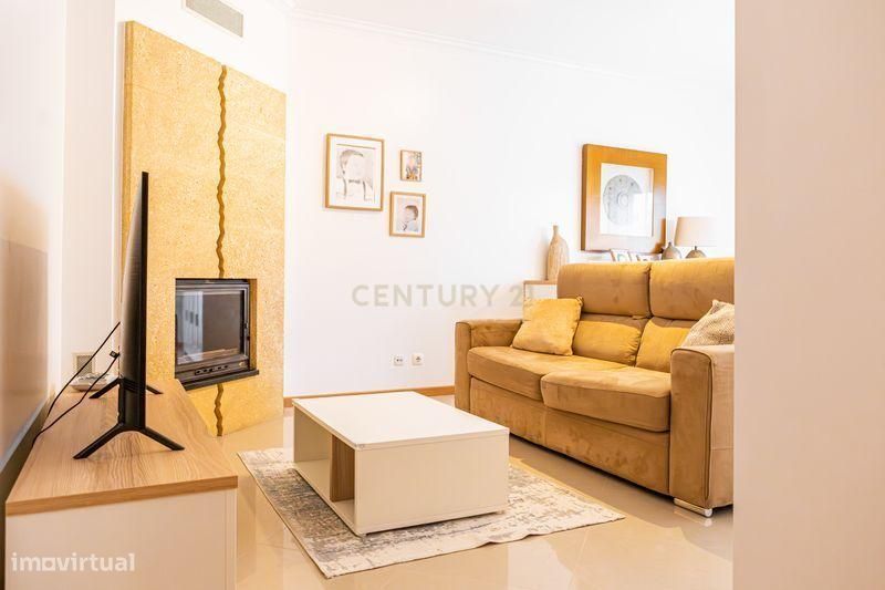 Apartamento T2 com elevador, lugar de estacionamento e arrecadação na — Charneca De Caparica E Sobreda, Setúbal