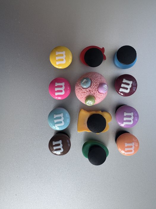 Charms M&M przypinki nowe 12 sztuk
