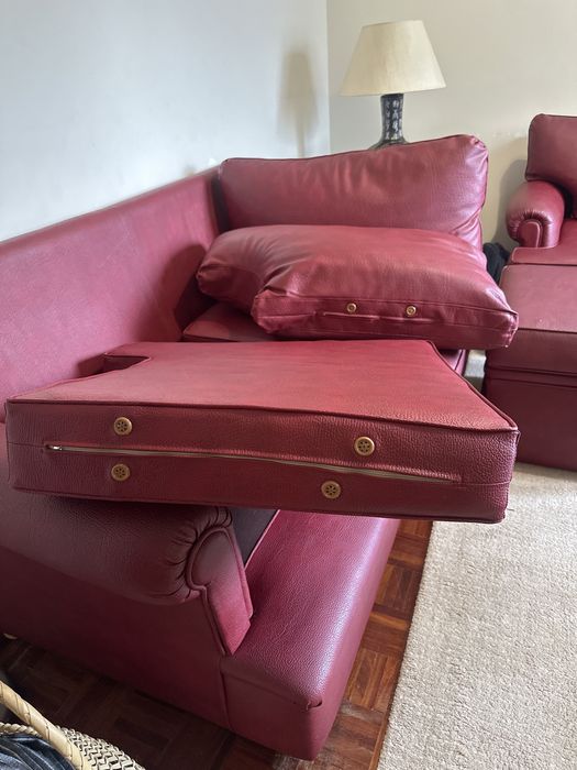 2 Sofás de 2 lugares + apoio de pés em pele