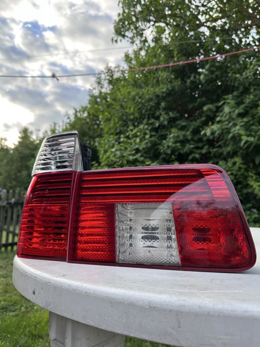BMW E39 Touring lampy tylne polift OEM Valeo białe komplet