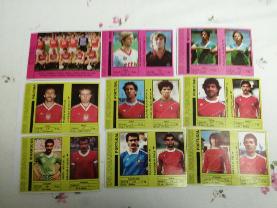 Calendários antigos com jogadores e equipas de futebol