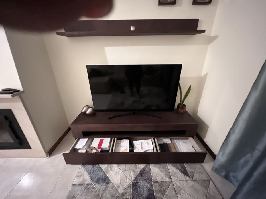 Movel de televisao com 3 gavetas e prateleira