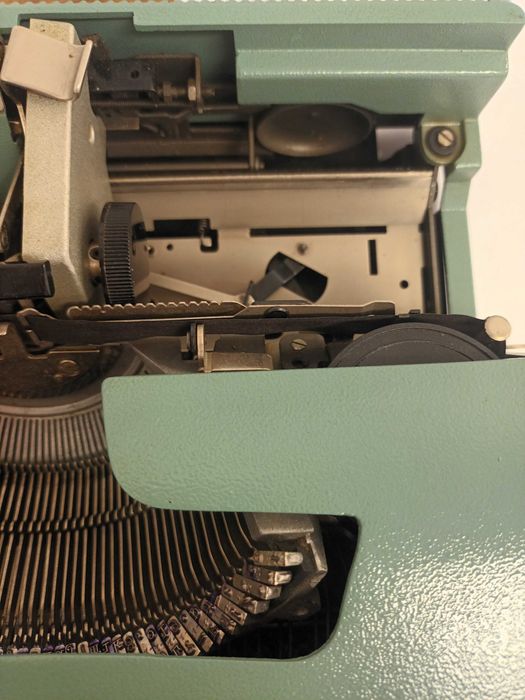 Máquina de escrever Olivetti Lettera 32