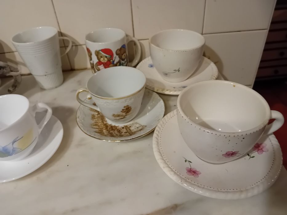 Conjunto de Canecas e Chávenas Diversas