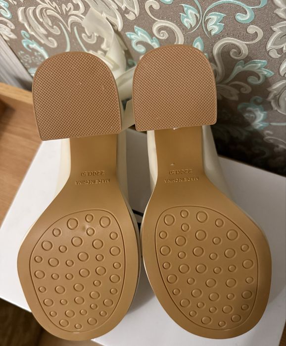 Туфли новые,бежевый цвет,застёжка бусинками