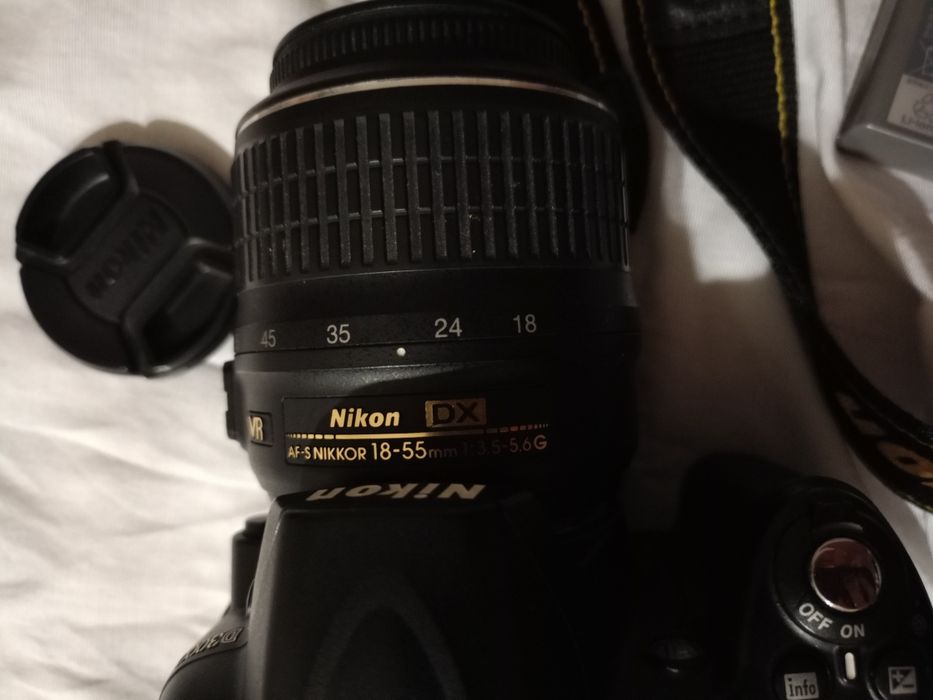 Nikon D3000 в гарному стані