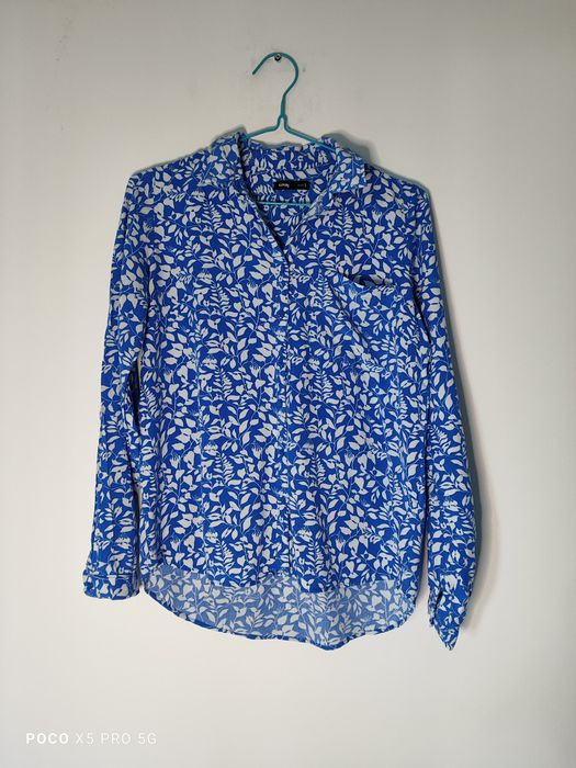 Niebieska koszula w białe kwiaty wiskoza Sinsay