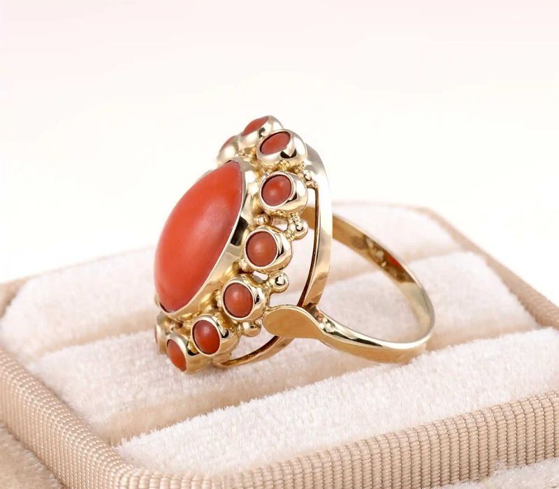 Pierścionek z naturalnym koralem mały rozmiar – złoto 585 - Złoty Irys