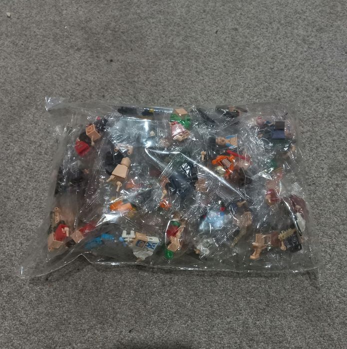 Набір мініфігурок LEGO з аксесуарами — 20 персонажів для гри