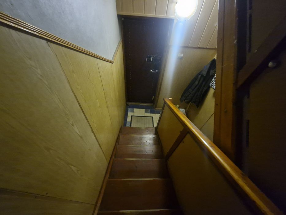 Крепкий жилой дом.